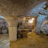 I cunicoli sono formazioni naturali dovute a millenni di erosione della roccia da parte di torrenti sotterranei, che poi i normanni adattarono a esigenze umane nel momento in cui costruirono il castello